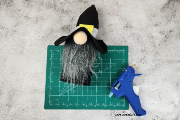 Pilgrim Gnome DIY | Thanksgiving Crafts Decorations. Create homemade Thanksgiving decorations with this Pilgrim Gnome DIY. Make memorable Thanksgiving decor with these step-by-step instructions.