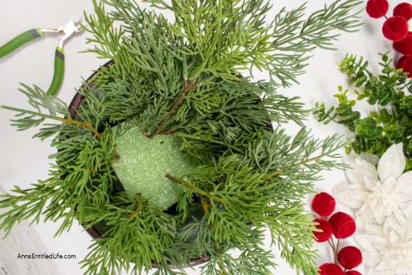 Easy-to-Make Rustic Christmas Centerpiece. Discover step-by-step instructions for creating a beautiful DIY Christmas centerpiece to elevate your holiday table decor. Bring festive cheer to your table with this creative holiday project.