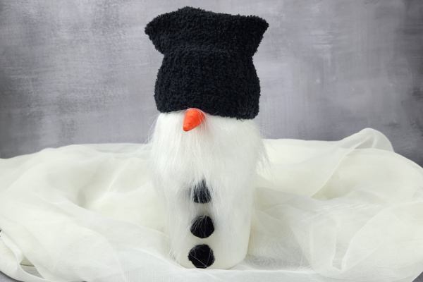 Easy Snowman Gnome Craft Tutorial | No Sew. Craft an adorable snowman gnome with this easy tutorial. Transform winter decor with this delightful DIY winter craft. You can warm up your winter space with whimsy.
