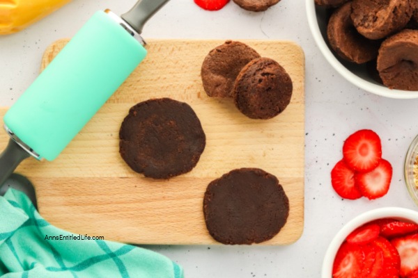 Hamburger Cupcakes Recipe | Easy How to Make Directions. These cupcakes that look like hamburgers are absolutely adorable and surprisingly easy to make. Soft, pillowy, golden cupcakes, baked to perfection, filled with brownies, coconut, fresh strawberries and frosting. These hamburger cupcakes are a perfect addition for any get-together.