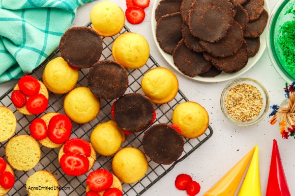Hamburger Cupcakes Recipe | Easy How to Make Directions. These cupcakes that look like hamburgers are absolutely adorable and surprisingly easy to make. Soft, pillowy, golden cupcakes, baked to perfection, filled with brownies, coconut, fresh strawberries and frosting. These hamburger cupcakes are a perfect addition for any get-together.
