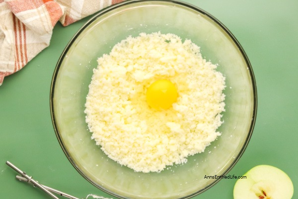 Apple Fritter Bread Recipe. Try this easy apple fritter bread recipe made with fresh apples, ground cinnamon, and a delicious glaze. A cozy treat perfect for breakfast or dessert.