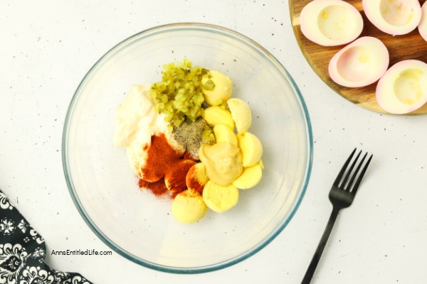 Eyeball Deviled Eggs Recipe for Creepy Halloween Snacks Eyeball Deviled Eggs Recipe for Creepy Halloween Snacks. Create spooky eyeball deviled eggs with this simple Halloween recipe. A creepy party snack that's easy to make and sure to grab everyone's attention.