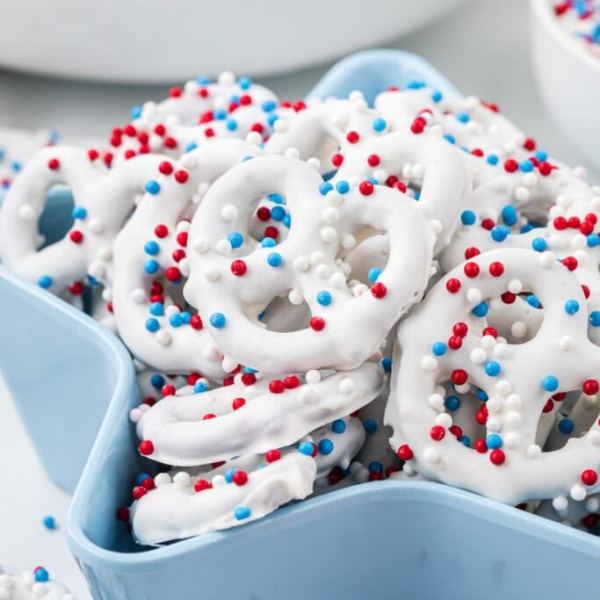 These adorable Mini Patriotic Pretzels are the perfect quick, no-bake treat for your America 250 party or July 4, 2026 celebration. Made with crunchy mini pretzels dipped in smooth white chocolate or vanilla candy melts, then decorated with red and blue sprinkles, M&Ms, or festive stars, they deliver sweet-and-salty flavor with eye-catching red, white, and blue flair.