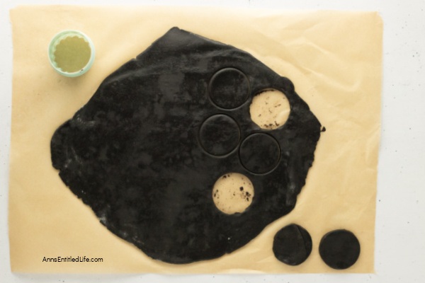 Easy Homemade Oreo Cookies Recipe - Copycat Oreos. Easy homemade Oreo cookies recipe. Crisp chocolate wafers with a creamy filling, made with simple ingredients and clear steps for perfect copycat sandwich cookies.